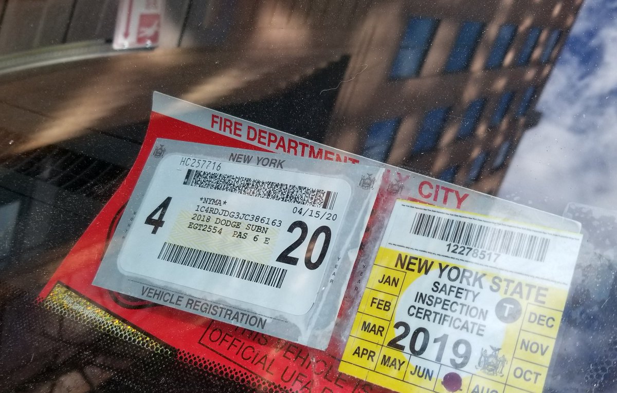 placardabuse's tweet image. That is not a taxi.

It's a #placardperp with a pair of illegal license plate covers. 

@HowsMyDrivingNY EGT2554:NY?

#placardcorruption 
#ZeroAction