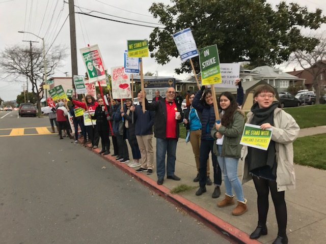 UCAFT1474's tweet image. This morning we joined @OaklandEA with @CFTunion @PFT1603 on the picket lines outside Kaiser Elementary and Sankofa Academy. Striking to keep schools open! You know, for the kids. #OUSDstrike #OaklandTeachersStrike #StandWithOaklandTeachers #forthepublicgood