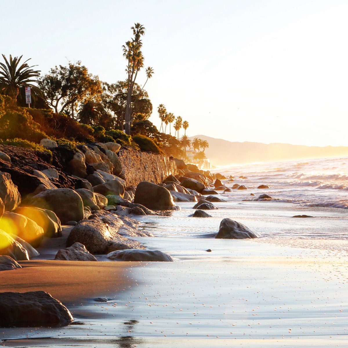 eyeseesb's tweet photo. “What makes photography special to me is that its primary raw materials are light and time.” ~ Andreina @eyeseesb 
.
#sunrise #montecito #photography @eyeseesb https://t.co/sc6W3BWvl9