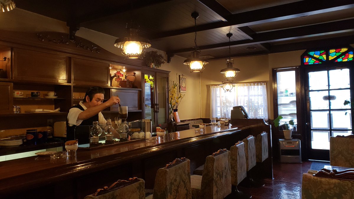 喫茶訪問日記 Momo 福岡喫茶訪問 ベニス お店は17時まで 閉店30分前到着 韓国から観光で来た４人の男の子達が マスターに一緒に記念撮影を依頼していた みんなの笑顔が印象的だった 説明はいらない すてきなお店 純喫茶コレクション