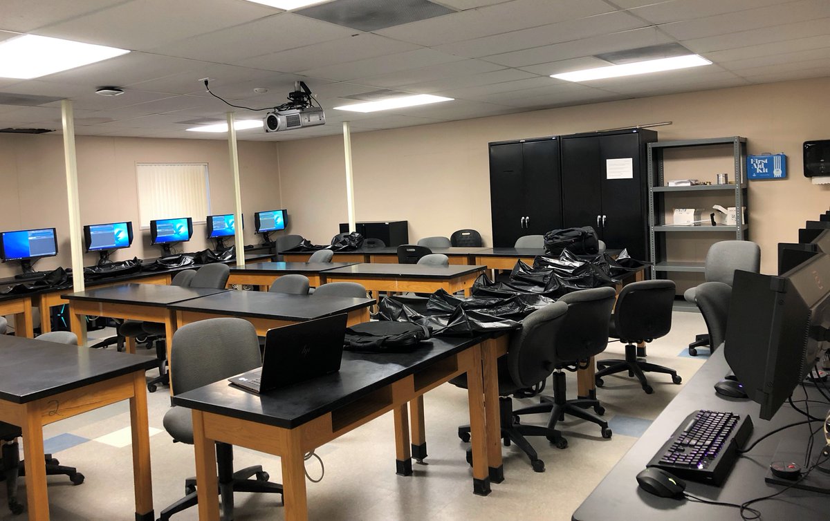 ERAUPReSPORTS's tweet photo. We are amazingly ecstatic to be using our new room and set up this semester!
#goldwings https://t.co/aXDAvfTSmq