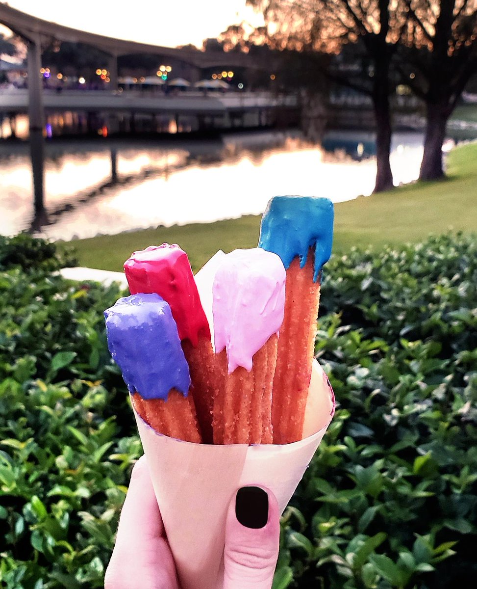 OwnersLocker's tweet photo. And so the sun sets on another amazing #FestivalOfTheArts! Here were our votes for our favorite food items: the Musical Float from Fife and Drum, the Paintbrush Churros from Taste Track and the Artist Palette Chocolate Chip Cookie. What was your favorite? 😋🖌️🎨 #artfulepcot https://t.co/YwN4AAIREN