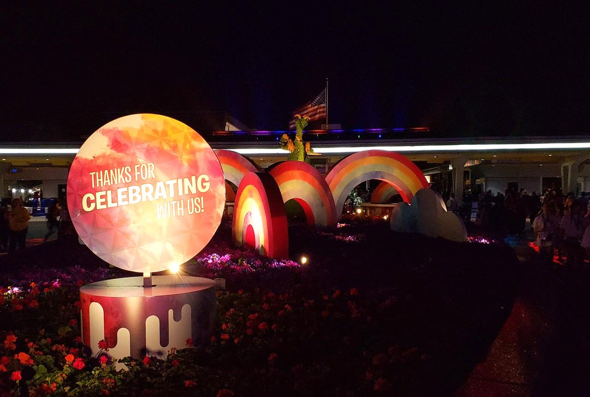 And so the sun sets on another amazing #FestivalOfTheArts! Here were our votes for our favorite food items: the Musical Float from Fife and Drum, the Paintbrush Churros from Taste Track and the Artist Palette Chocolate Chip Cookie. What was your favorite? 😋🖌️🎨 #artfulepcot