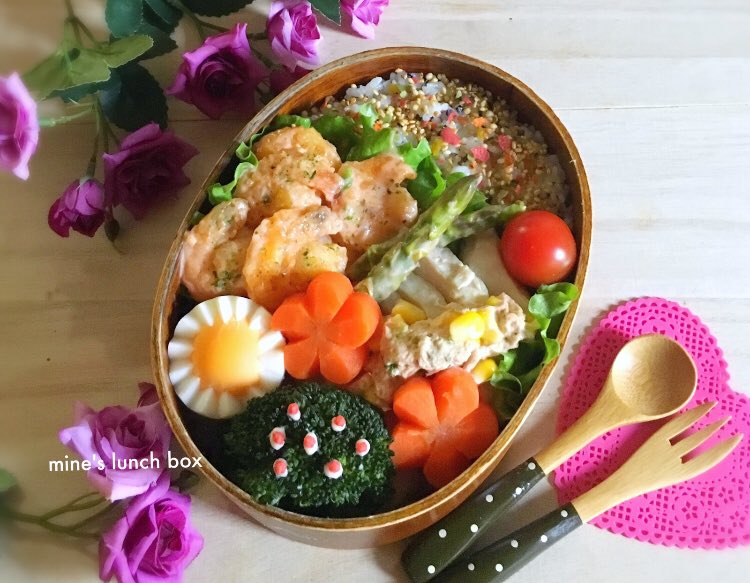 息子くん弁当🍱
エビマヨ
蒸し鶏のツナタルタル
ゆで卵

次男の大学受験へのチャレンジ✨
もう1年延長になりました

どうしても行きたい大学へ進学したいと。
まだチャンスがあるのに妥協したくないそうです😆👌

失敗は大きな成功を掴むためにあるんだよ(*･ᴗ･*)وﾖｼ!

充実した一年を過ごしてね💕