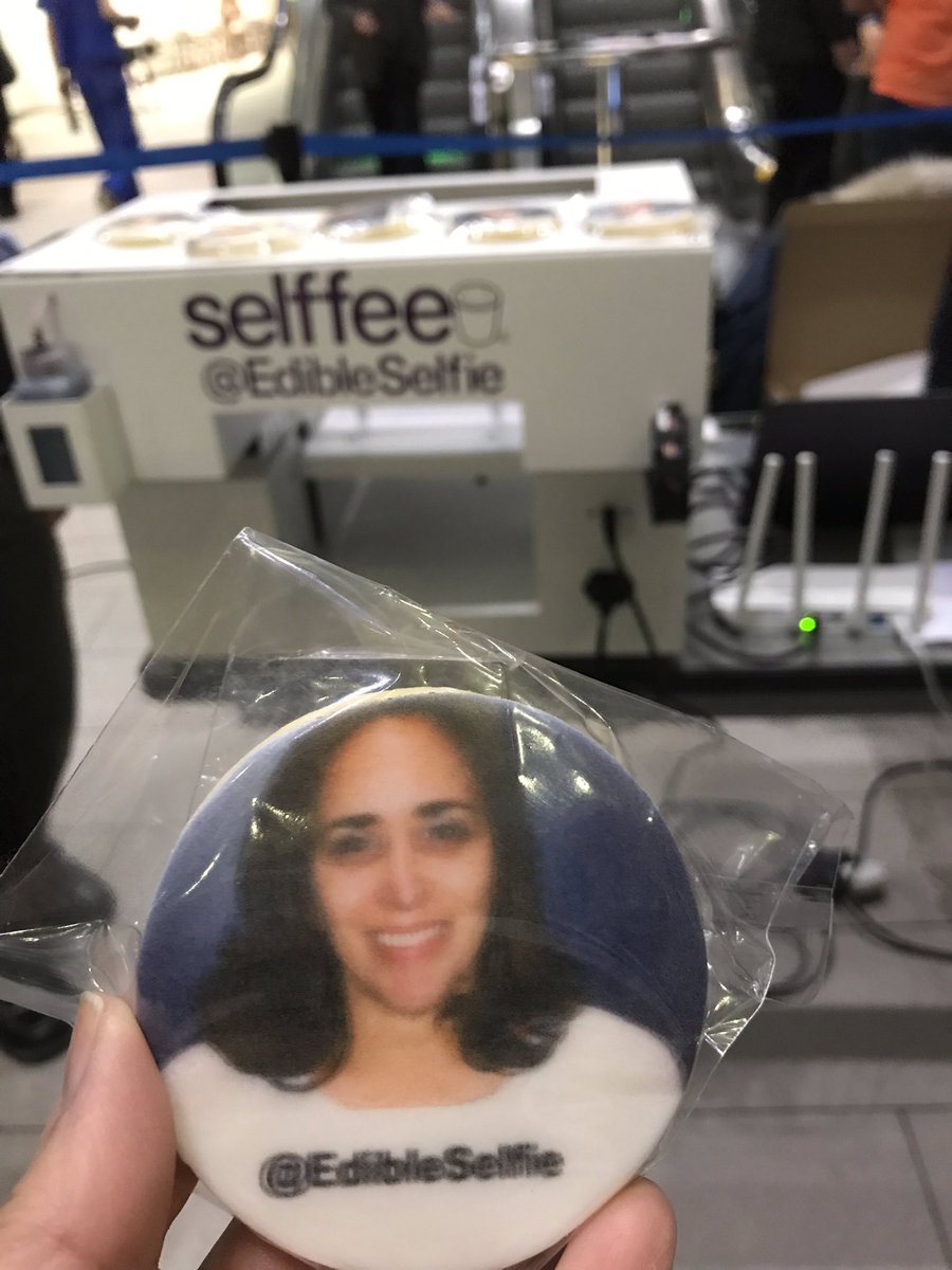 farrahlacle's tweet photo. Another me! Thanks @EdibleSelfie #MarketingTO https://t.co/1XfEWiV3hn