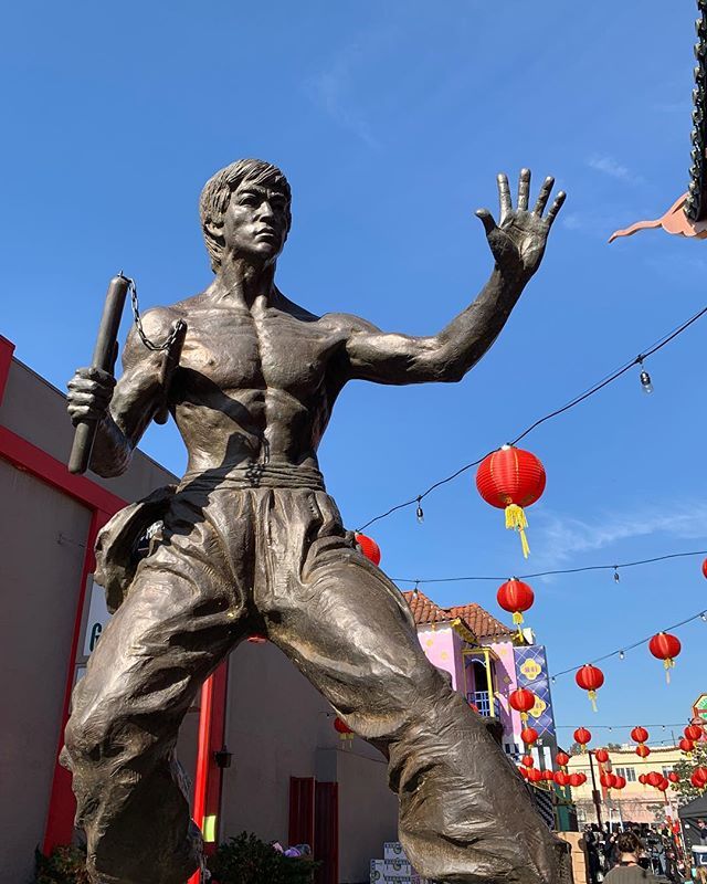 Брюс город. Памятник Брюсу ли в Гонконге. Брюс ли памятник. Статуя Брюса ли. Bruce Lee статуя.