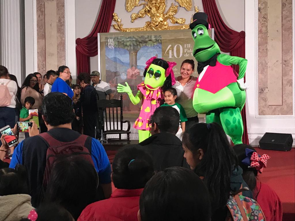 CanalOnceTV's tweet photo. Un niño pregunta por qué #PlanetaBurbujas fue llamado así. #SilviaRoche, comenta: “El profesor #Memelovsky tenía un procesador de burbujas y cada una, al salir, tenía dentro una enseñanza, una aventura, un sueño, una sorpresa...” Y con esta pregunta inicia la sesión de fotos. https://t.co/zMzQy1wZGj