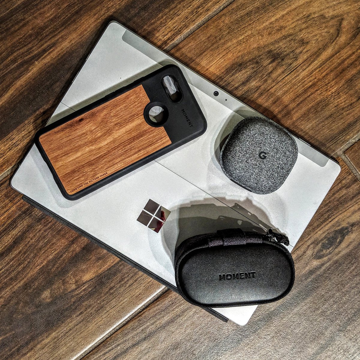 blklbltech's tweet photo. What's in my travel bag.  @moment : Pixel 3 Case, 18mm Wide Lens, 58mm Portrait Lens @madebygoogle : @googlepixel 3, Pixel Buds, @microsoft : @surface 3
.
.
.
#teampixel #microsoft #shotonmoment #momenttele https://t.co/eFj1U1SE7K