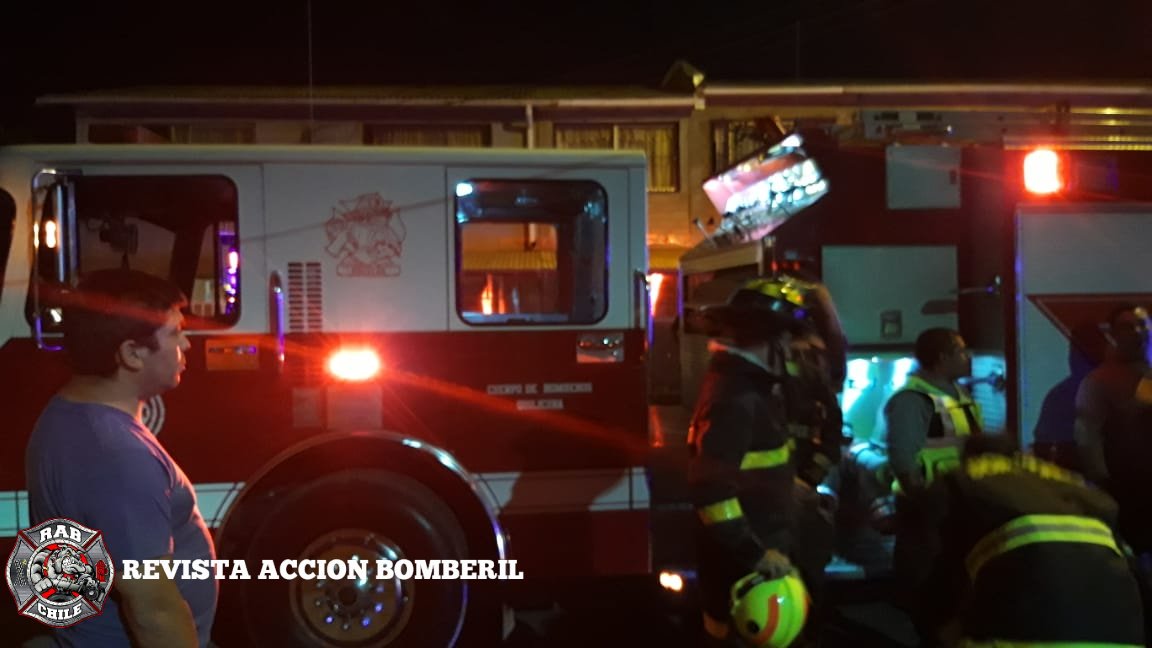 RABCHILE's tweet photo. 🚨Bomberos Quilicura🚨
Ahora Rab8 y Rab19 se encuentran en 10-0 (Fuego o Humo en Estructura) Pasaje Tulahuen/Barraza
Fecha: 25/02/19
Fotógrafo: #Rab19
Edición: #Rab8
#Rab
#RevistaAccionBomberil
#BomberosDeChile. https://t.co/VbbGHiiAT0