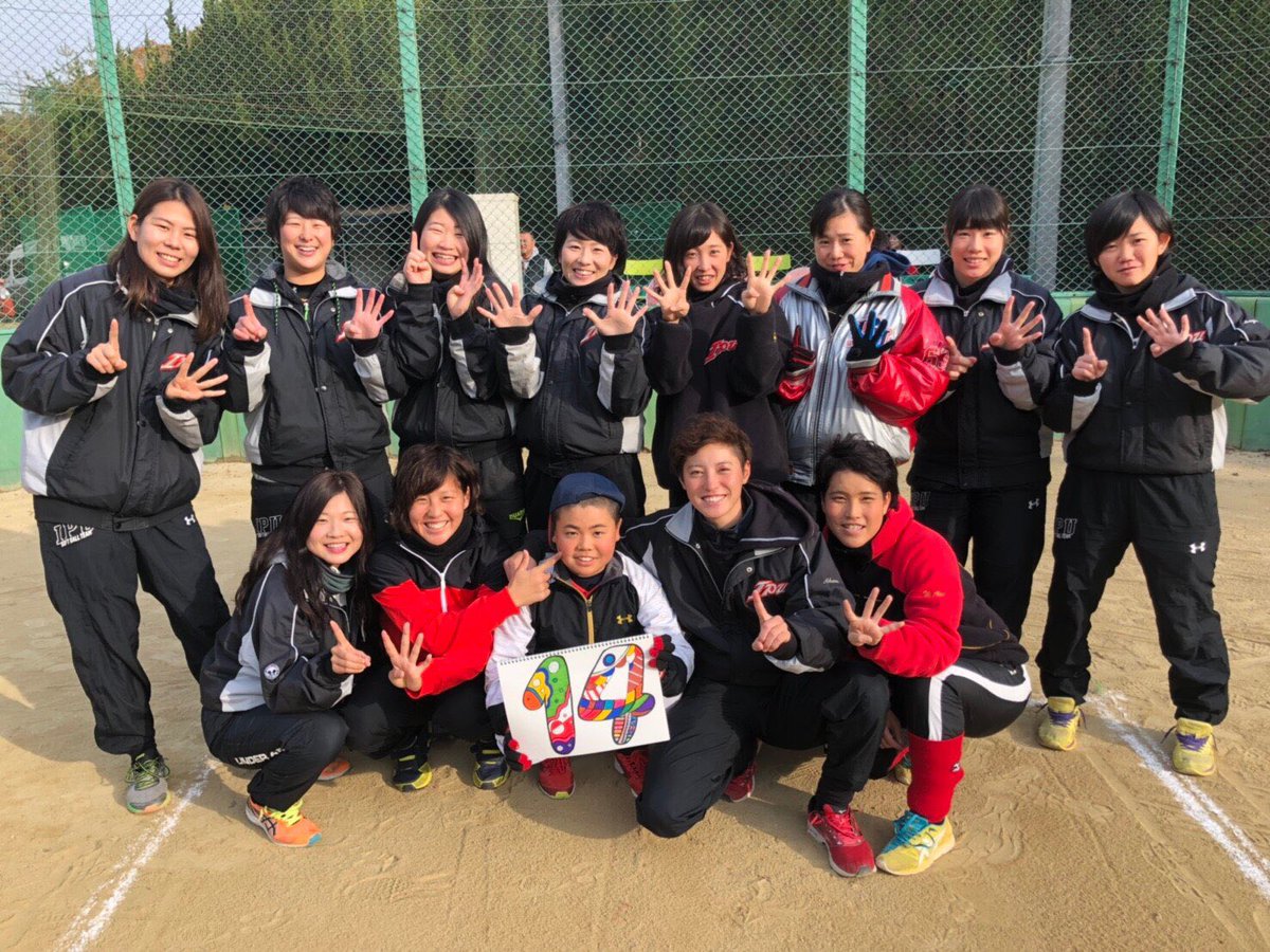 27IPU's tweet photo. 〜IPU卒業カウントダウン〜
卒業まで残り14日です。
【14日】は女子ソフトボールの皆さんです🥎
みんないろんなところに旅行するのは良いが、岡山での思い出は残せてるか〜〜？？？！！！
岡山を旅立つ人も多いから、
友達と岡山の旅をしよう〜〜〜🚲

#IPU卒業カウントダウン #卒業まであと14日 https://t.co/zEwbTHKiZr