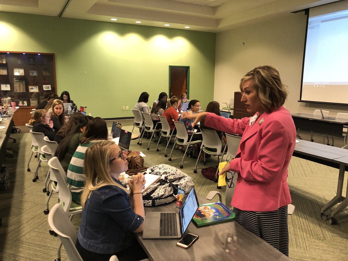 HCPSINTERNS's tweet photo. Let the application process begin! Chief HR Officer Marie Whelan and ESE Supervisor Sharon Foster met with @USFCollegeofEDU elementary interns to help with applications. https://t.co/3H7t026qqA