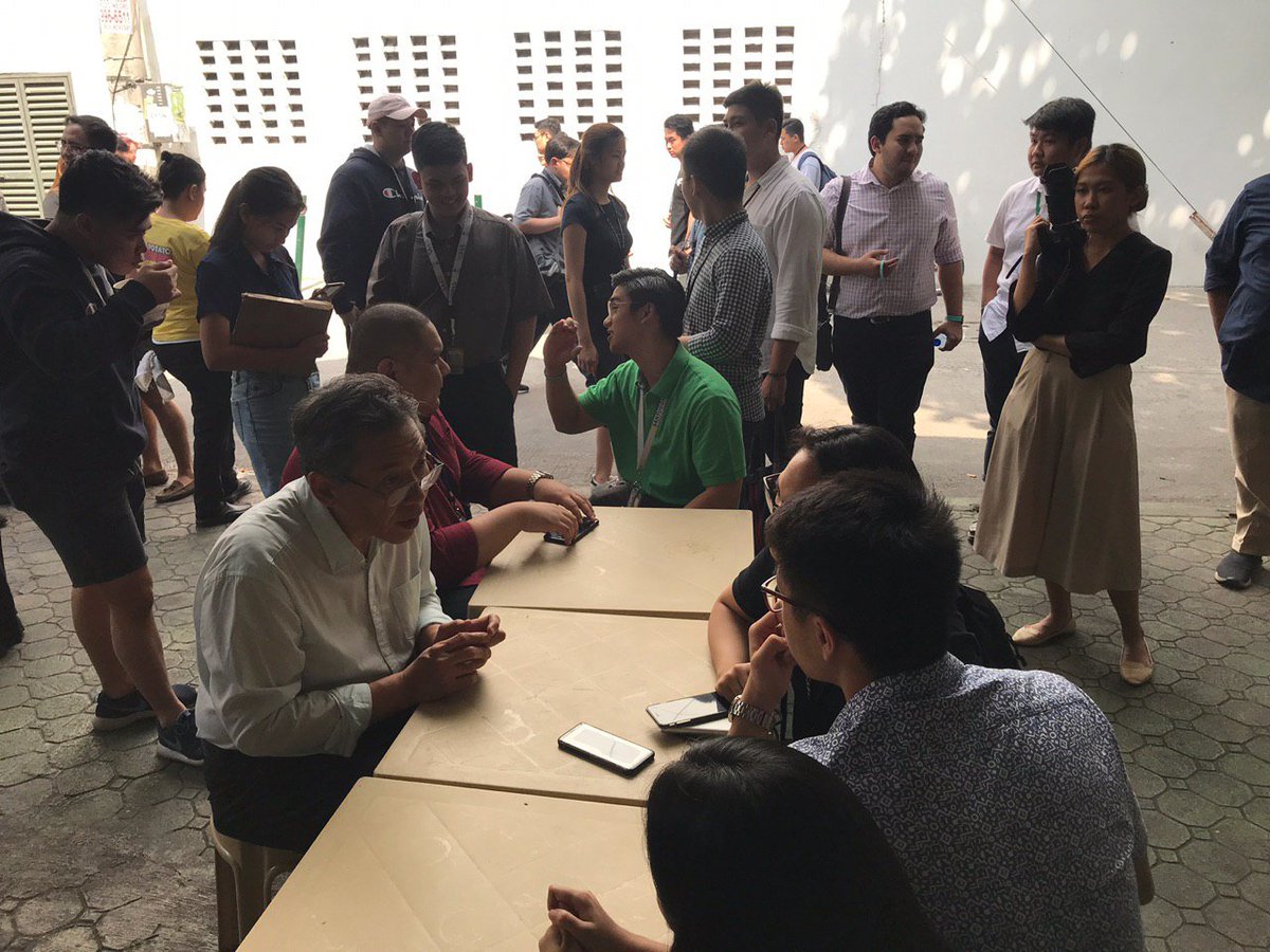 TheLaSallian's tweet photo. HAPPENING NOW: Senatorial candidate Atty. Chel Diokno is presently accommodating questions and holding conversations with students and organization leaders at Agno Foodcourt. #DioknoSaAgno https://t.co/M5pyoBRdQm