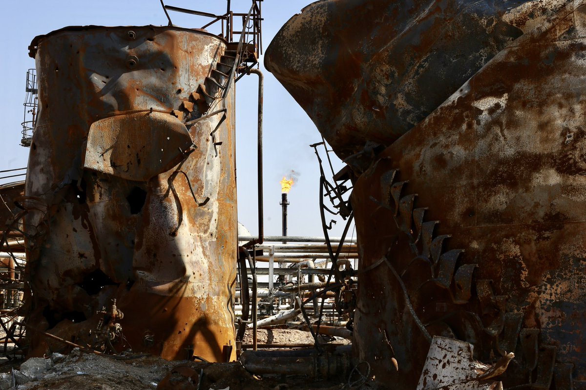 LbIssam's tweet photo. Al Tanak oil field , Deir El Zoor province/SYRIA
FEB2019

#VideoJournalism #PhotoJournalism #Reuters #Refugees #UNHCR #Displaced #ReutersAssignment #Syria #War #ISIS #Oil #Petrol https://t.co/gL9ygb3qRX