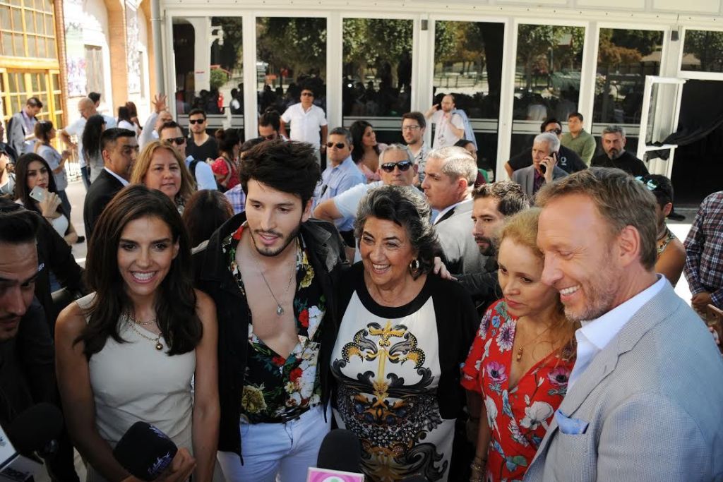 Viñamarinos comparten con figuras del Festival de la Canción en Gala Vecinal vinfo.cl/vinamarinos-co…