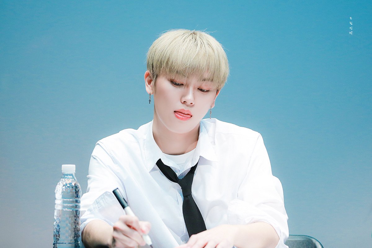 DreaMin_ParK's tweet photo. 190224 목동 팬싸

민균 선배, 
혹시 내 고백 💌
받아 주실래요? 🙈

#사랑하게될거야 
#ㅅㄹㅎㄱㄷㄱㅇ
#WeMustLove 

#온앤오프 #ONF #ONOFF #MK #엠케이 #박민균 #민균 @WM_ONOFF https://t.co/IwQ6gddHWx