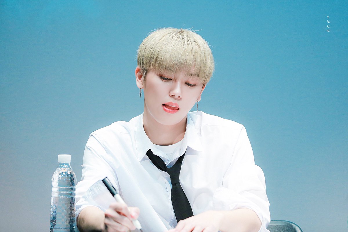 DreaMin_ParK's tweet photo. 190224 목동 팬싸

민균 선배, 
혹시 내 고백 💌
받아 주실래요? 🙈

#사랑하게될거야 
#ㅅㄹㅎㄱㄷㄱㅇ
#WeMustLove 

#온앤오프 #ONF #ONOFF #MK #엠케이 #박민균 #민균 @WM_ONOFF https://t.co/IwQ6gddHWx