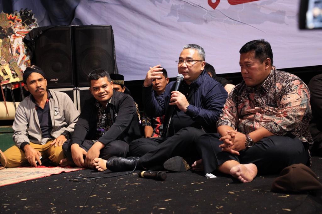 EkoSandjojo's tweet photo. Nonton wayang kulit bareng bersama lebih dari 3000 orang masyarakat Mukomuko Bengkulu. Asyik banget.... Melestarikan budaya bangsa https://t.co/Mj7oOOT0R2