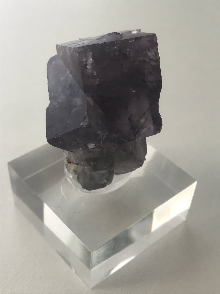 イギリス Weadale産のフローライト
藤色っぽい品のある色と、貫入具合がお気に入り(^^)