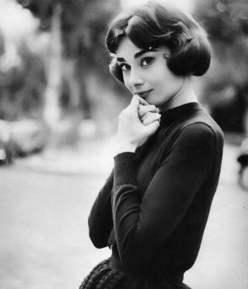 HistoryInPics's tweet photo. Audrey Hepburn, 1957. https://t.co/QzQwIq3yyY