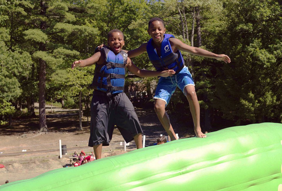 Your kid could be boarding an air-conditioned bus to a right-outside-the-city summer oasis... These country day camps are right near NYC! ow.ly/qoIS30nPPXS