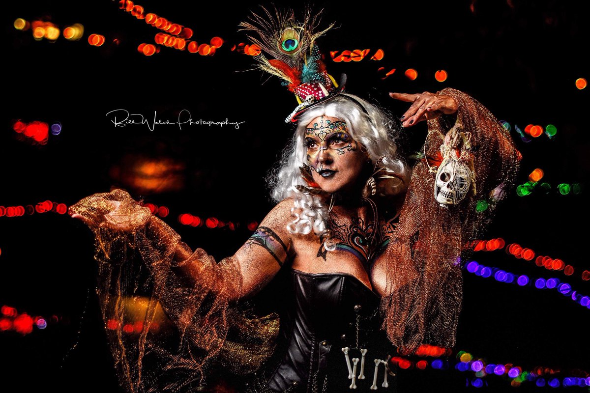 shann_ferreira's tweet photo. My amazing body paint model at #thecastlepresents who won the headdress contest #bodypaintlife Thank you Bill Welch for the beautiful photos https://t.co/GEo8LK0jQt
