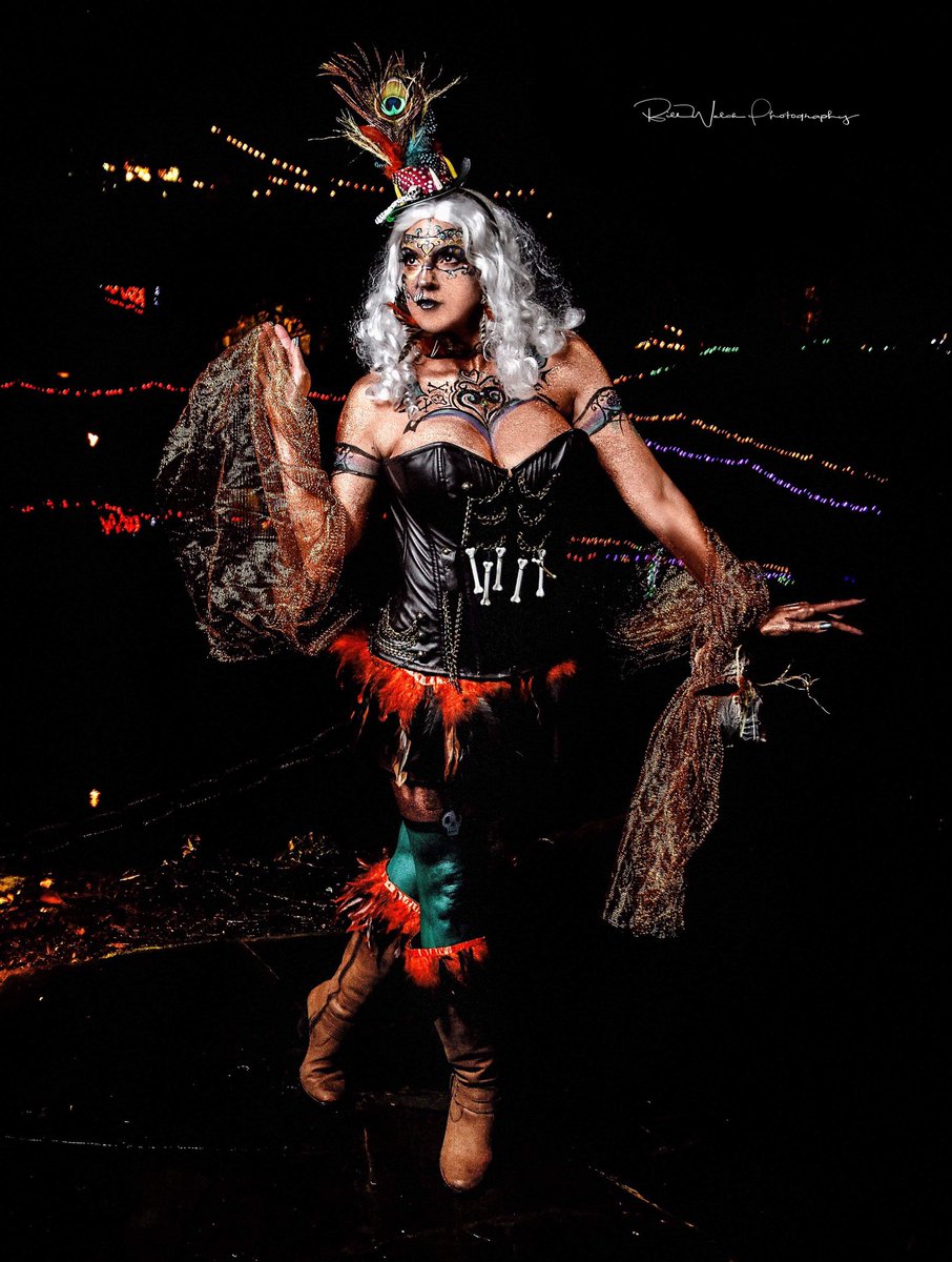 shann_ferreira's tweet photo. My amazing body paint model at #thecastlepresents who won the headdress contest #bodypaintlife Thank you Bill Welch for the beautiful photos https://t.co/GEo8LK0jQt