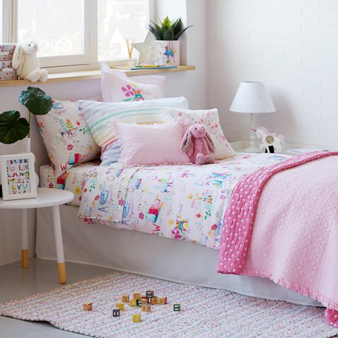 HomeAndDecor_ID's tweet photo. Perubahan yang bisa dilakukan di kamar tidur si kecil salah satunya adalah memperbarui perlengkapan tidurnya dengan warna yang lebih cerah dan motif kesukaannya yang lebih fun agar dia lebih betah di kamarnya.
Foto: Zara Home. #bedroom #kidsroom #kidsbedroom #design #decor #trend https://t.co/lOnJiuVp6h