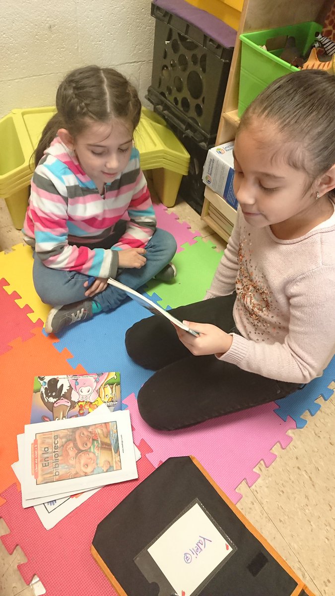 kinderbilingue's tweet photo. Reading in Spanish to our Dual Language kindergarten friends!  #weare44 #madison44 https://t.co/wgrByX1YDp