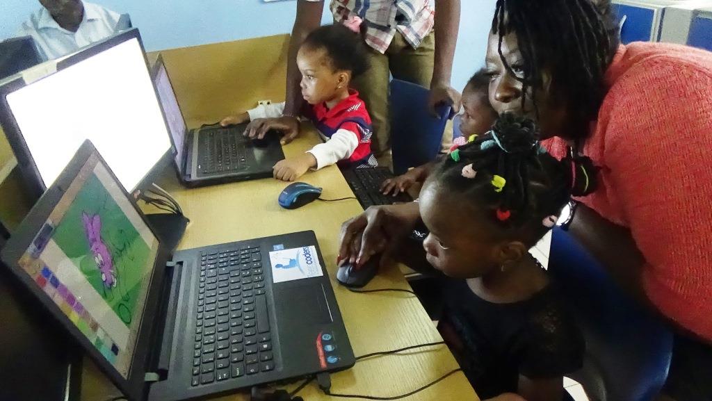 TeenCodersNG's tweet photo. Chinyere Anyaji of @TeenCodersNG to students of @TitareAcademy: "I can teach you how to make animated movies and apps if you join our coding clubs." By 2025 @wef estimated 46% of jobs in Nigeria will likely be automated. @devex @linusunah #TeachAKid2Code
https://t.co/Rd5zkKDh5X https://t.co/o8DJM6a256