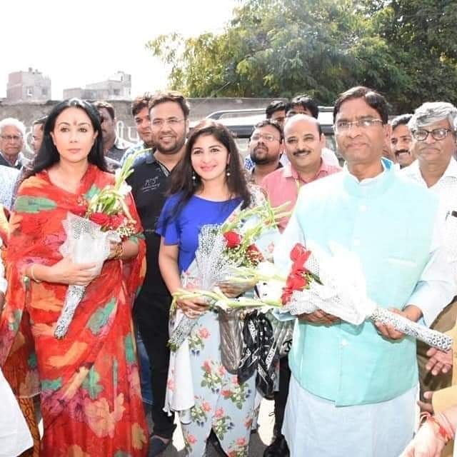 mlgmla's tweet photo. जयपुर के राजापार्क में भाजपा के पूर्व विधायक दीया कुमारी जी के साथ नए शोरूम 'डिस्काउंट मास्टर' का उद्घाटन किया.BJP - RAJASTHAN
#DiscountMaster https://t.co/2cHlOchJAT