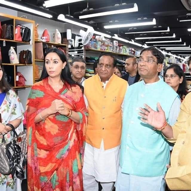mlgmla's tweet photo. जयपुर के राजापार्क में भाजपा के पूर्व विधायक दीया कुमारी जी के साथ नए शोरूम 'डिस्काउंट मास्टर' का उद्घाटन किया.BJP - RAJASTHAN
#DiscountMaster https://t.co/2cHlOchJAT