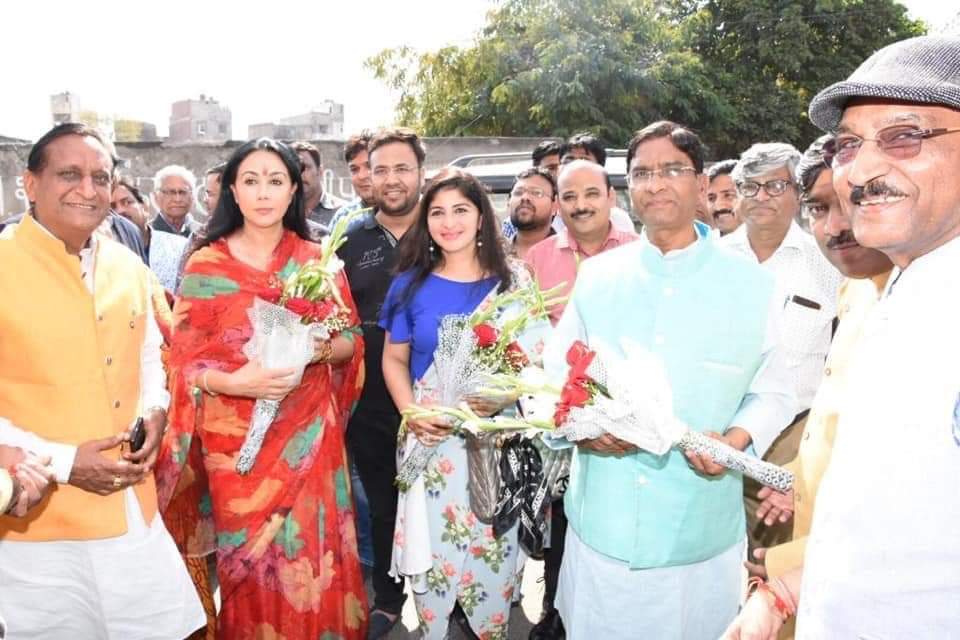 mlgmla's tweet photo. जयपुर के राजापार्क में भाजपा के पूर्व विधायक दीया कुमारी जी के साथ नए शोरूम 'डिस्काउंट मास्टर' का उद्घाटन किया.BJP - RAJASTHAN
#DiscountMaster https://t.co/2cHlOchJAT