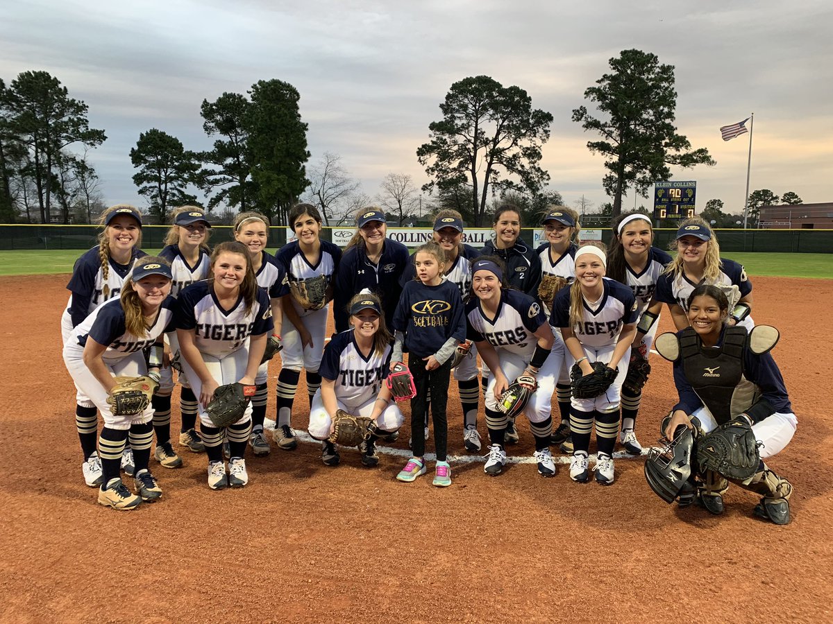 KCTigerSoftball's tweet photo. Honorary player tonight throwing out our 1st pitch...Drum roll please....... ADDY GREEN!! https://t.co/NnfmDQtm6J