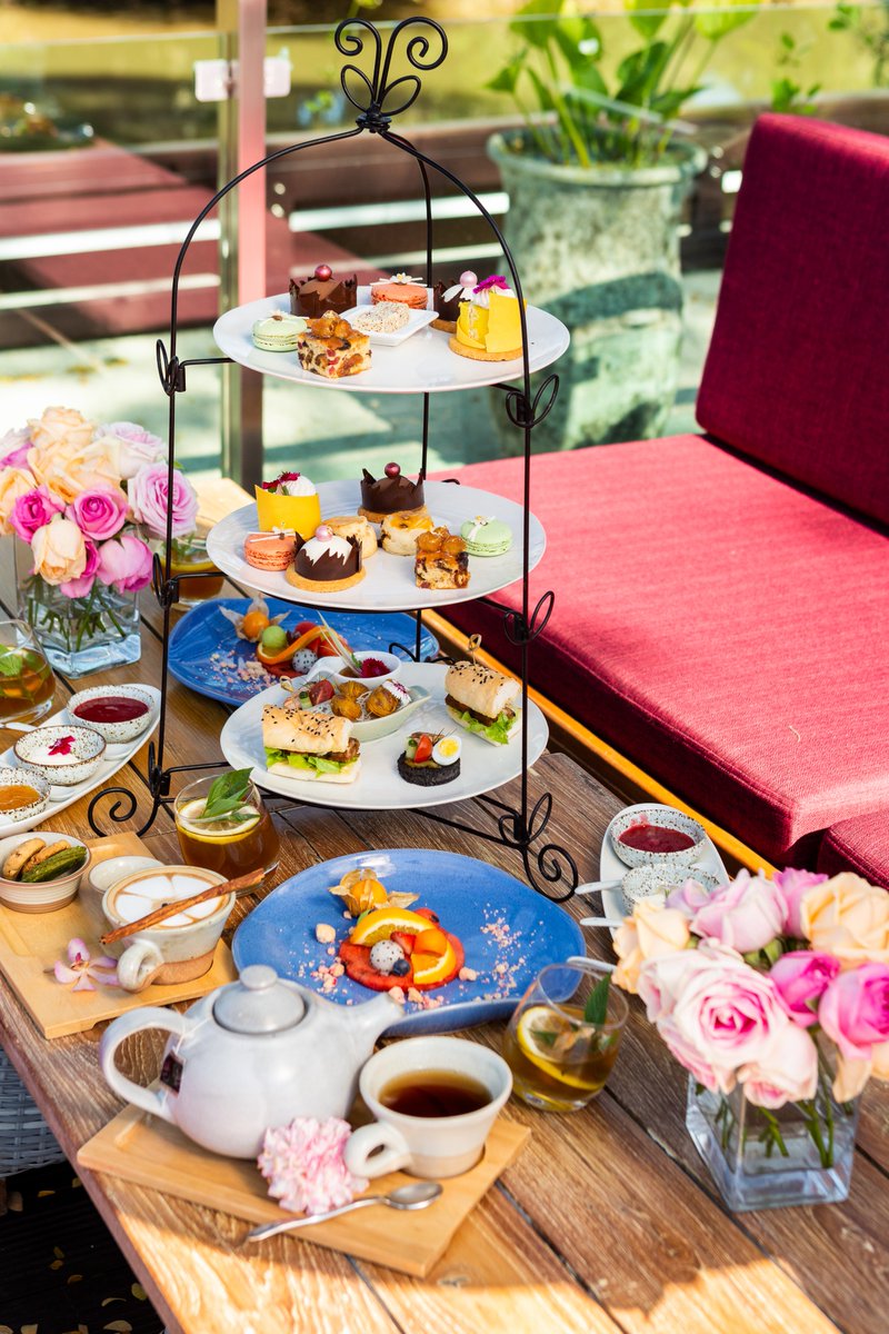spoonanforkmag's tweet photo. afternoon tea ที่ณ นิรันดร์ ดีสมคำร่ำลือจริงๆ ค่ะ มีวิวแม่น้ำปิง ดาดฟ้าที่ร่มรื่นด้วยต้นฉำฉายักษ์ ขนมทั้งคาวหวานอร่อย สวยงาม หรูหรามากๆจ้า #ป้าสปูน #อร่อยบอกต่อ #รีวิวเชียงใหม่ #wongnai #อร่อยไปแดก #ณนิรันดร์ #afternoontea #nanirand #foodie  #chiangmaifood #chiangmai https://t.co/vD4VT0pVr0