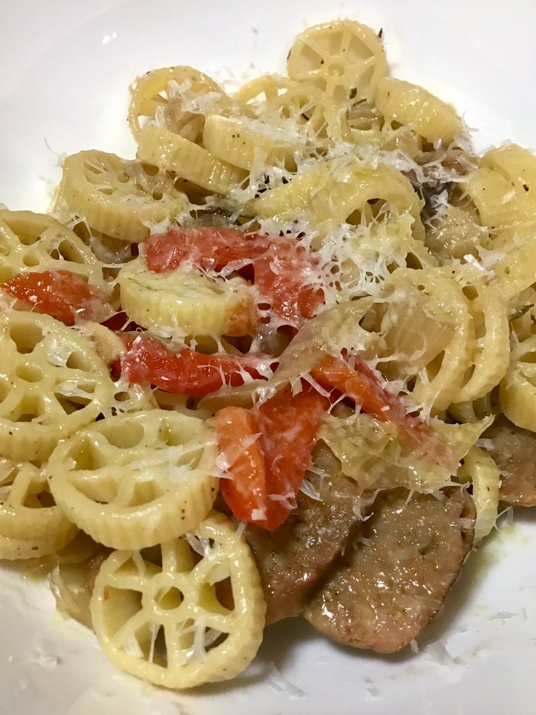 FoodChefnicko's tweet photo. #rotelle #pasta with #italian 🇮🇹 #sausage #peppers &amp; #onions topped with #pecorino &amp; #parmesan #cheeses #chefmode #cheflife #chefnickostyle #foodie #foodporn #foodcravings #foodcravings #eater #bonappetit #dinner #lunch #cheesy #heavenly #followme #mediterraneanfood #eatwell https://t.co/VNxEXLTpv6