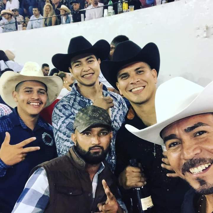 deeniz15's tweet photo. Carnaval autlan 2019🤠
#ranchoelaguajedespj 4x4🐂🐃 https://t.co/ZiCBmZECRg