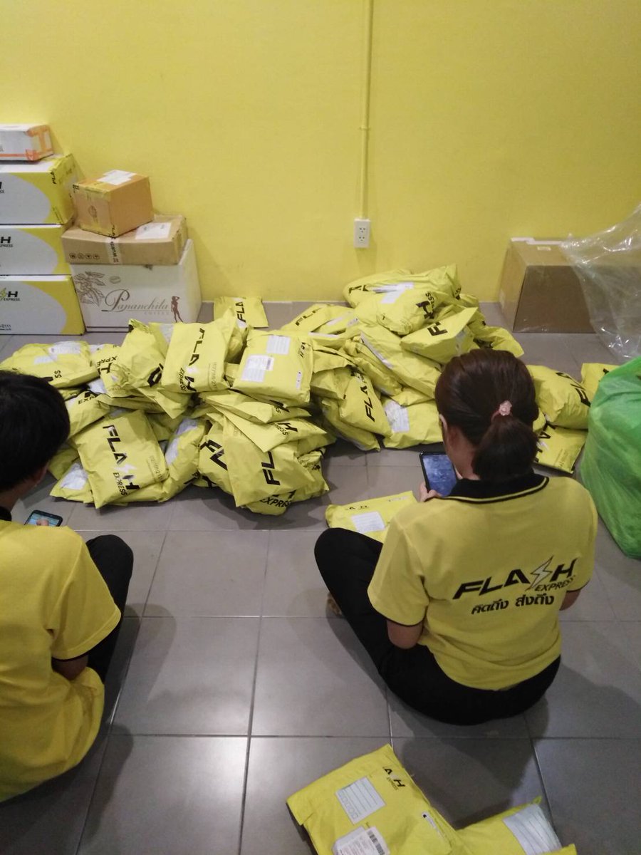 FlashPhetkasem's tweet photo. จะกล่องเล็ก​ กล่องใหญ่​ เราก็เข้ารับฟรีถึงหน้าบ้านนะครับ​  #FlashExpress​ #คิดถึงส่งถึง​ #บางแค​ #เพชรเกษม #พรีออเดอร์ #แม่ค้าออนไลน์ #รับหิ้วเกาหลี #รับหิ้ว #ขนส่ง​ #ไปรษณีย์​ #ตลาดนัดstraykids #ตลาดนัดอากาเซ​ #ของดีบอกต่อ #ตลาดนัดnct #ตลาดนัดblackpink  #ตลาดนัดBT21 https://t.co/PiojhPokcu