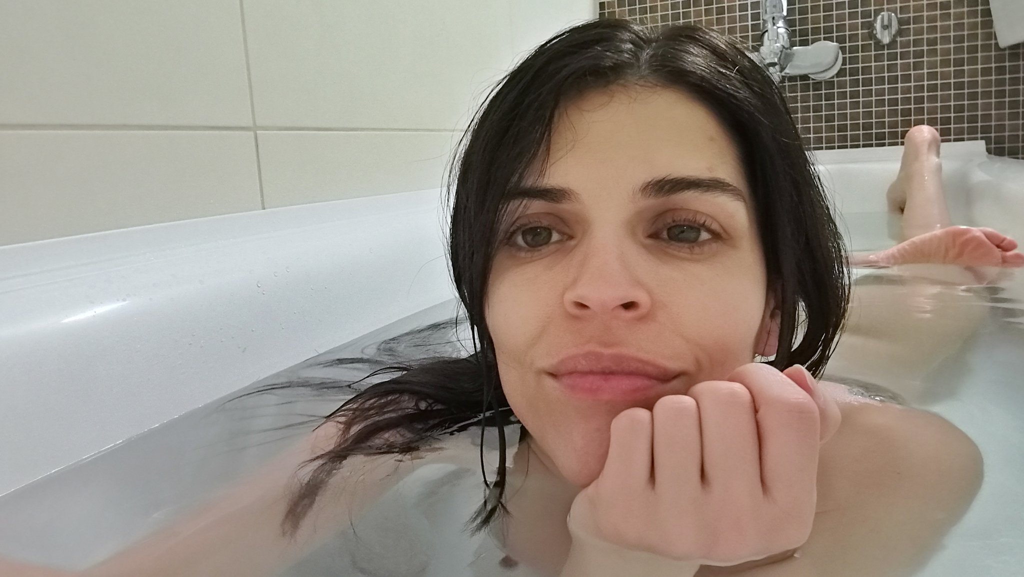 pretty tired... let's chill in my hot tub 🙃 https://t.co/W4csvoCqMM