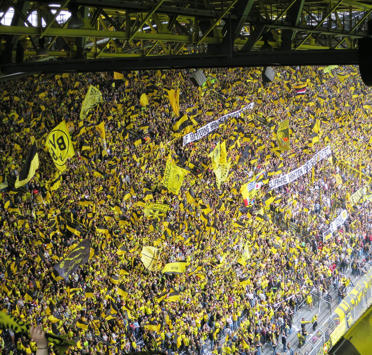 ばむくん Twitterren ドルトムントにあるサッカースタジアムは ゴール裏スタンドが全て立ち見席になっていて ユニフォームの黄色で埋め尽くされることで有名なんだって 一度でいいから黄色い壁を見に行ってみたいよね ドイツ ワーホリ ジグナル イドゥナ