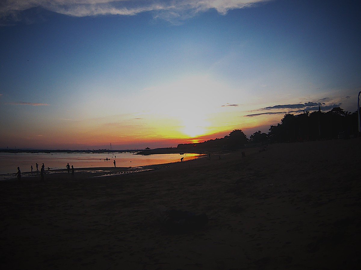 JustCallMeBi's tweet photo. Name something more peaceful than a sunset at the beach 

(Sanur, Bali, Indonesia 🇮🇩)

@RealSaltLife #SaltLife #ThePhotoHour #StormHour @EarthandClouds @PicPoet @spann #beach #ocean #travel https://t.co/OxJD9mUKcA