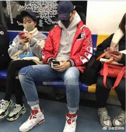 dramapotatoe's tweet photo. [trending] Actors #YuXiaotong and #ChenXiaoyun speculated to be dating after they were were spotted riding the subway together 

#于小彤 #陈小纭 #jimyu https://t.co/2rSpsCuyyt