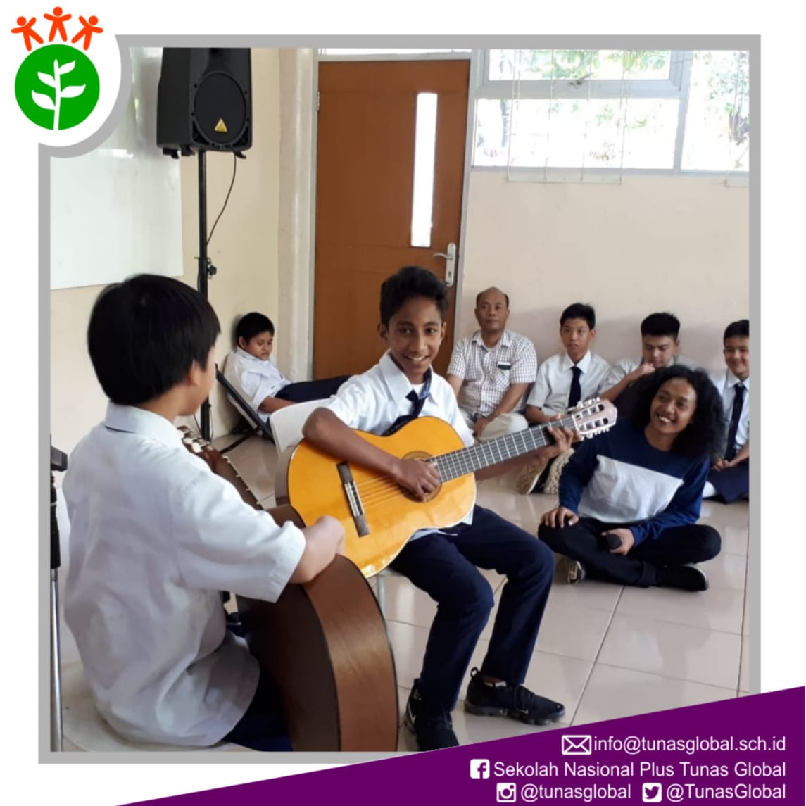 TunasGlobal's tweet photo. GUEST TEACHER
Kali ini kami SMP Nasional Plus Tunas Global kedatangan guru tamu yang mengedukasi kami tentang musik, puisi, cipta lagu dan mengekspresikan diri melalui musik bersama ka @fajarmerah_ putra dari seniman Wiji Tukul
.
#sdnptunasglobal #tuglo #sekolahmenyenangkan https://t.co/AMJqegZ6It