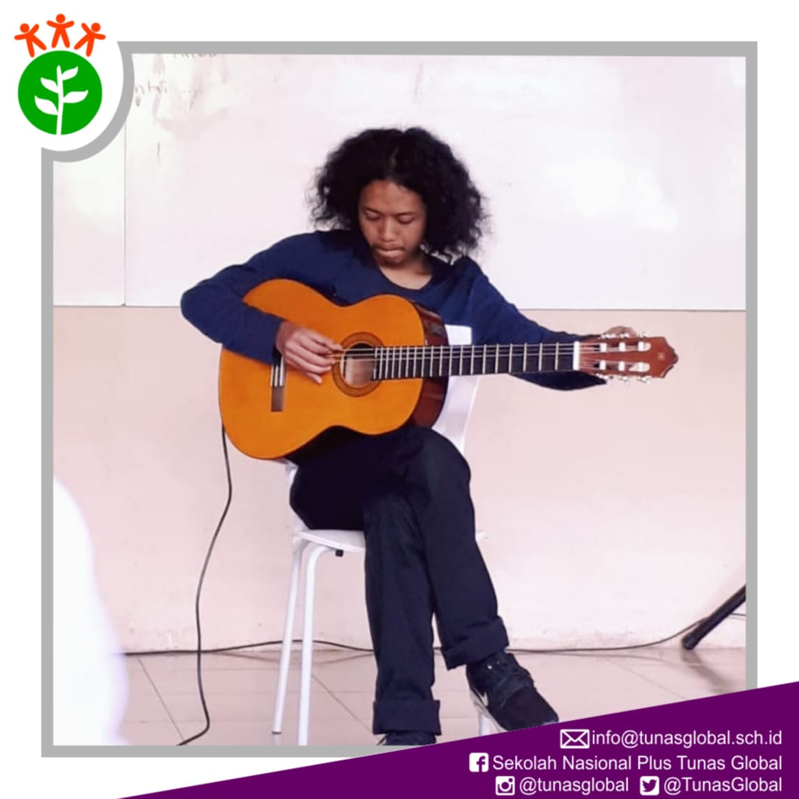 TunasGlobal's tweet photo. GUEST TEACHER
Kali ini kami SMP Nasional Plus Tunas Global kedatangan guru tamu yang mengedukasi kami tentang musik, puisi, cipta lagu dan mengekspresikan diri melalui musik bersama ka @fajarmerah_ putra dari seniman Wiji Tukul
.
#sdnptunasglobal #tuglo #sekolahmenyenangkan https://t.co/AMJqegZ6It
