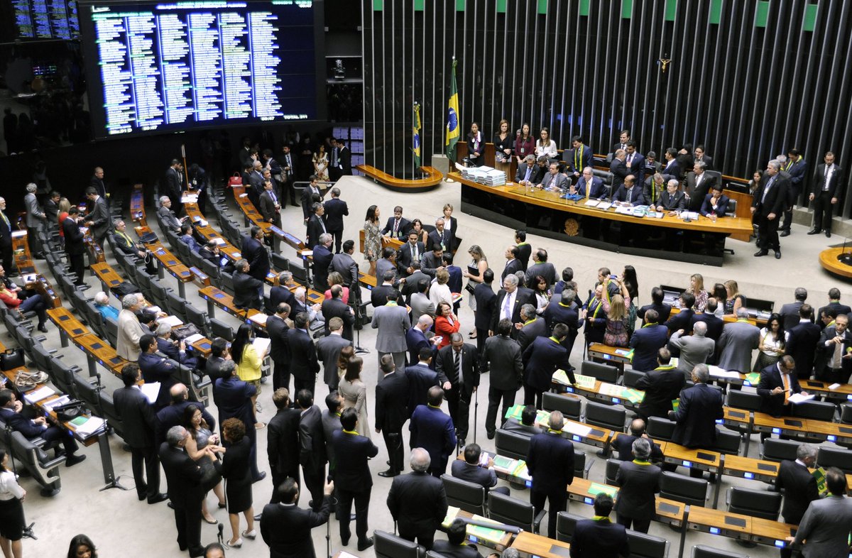 HumbertoReisJr's tweet photo. 👑Justiça derruba suspensão, e Câmara paga R$ 16 milhões em auxílio-mudança para deputados.

O pagamento foi depositado nesta segunda (25), e 477 deputados, eleitos e reeleitos, receberam o benefício, previsto em decreto de 2013. https://t.co/EULbKOatUF