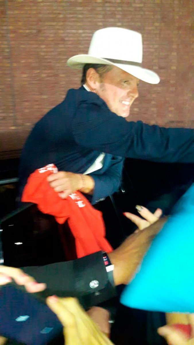 Micky saludando a sus fans en Córdoba 😍