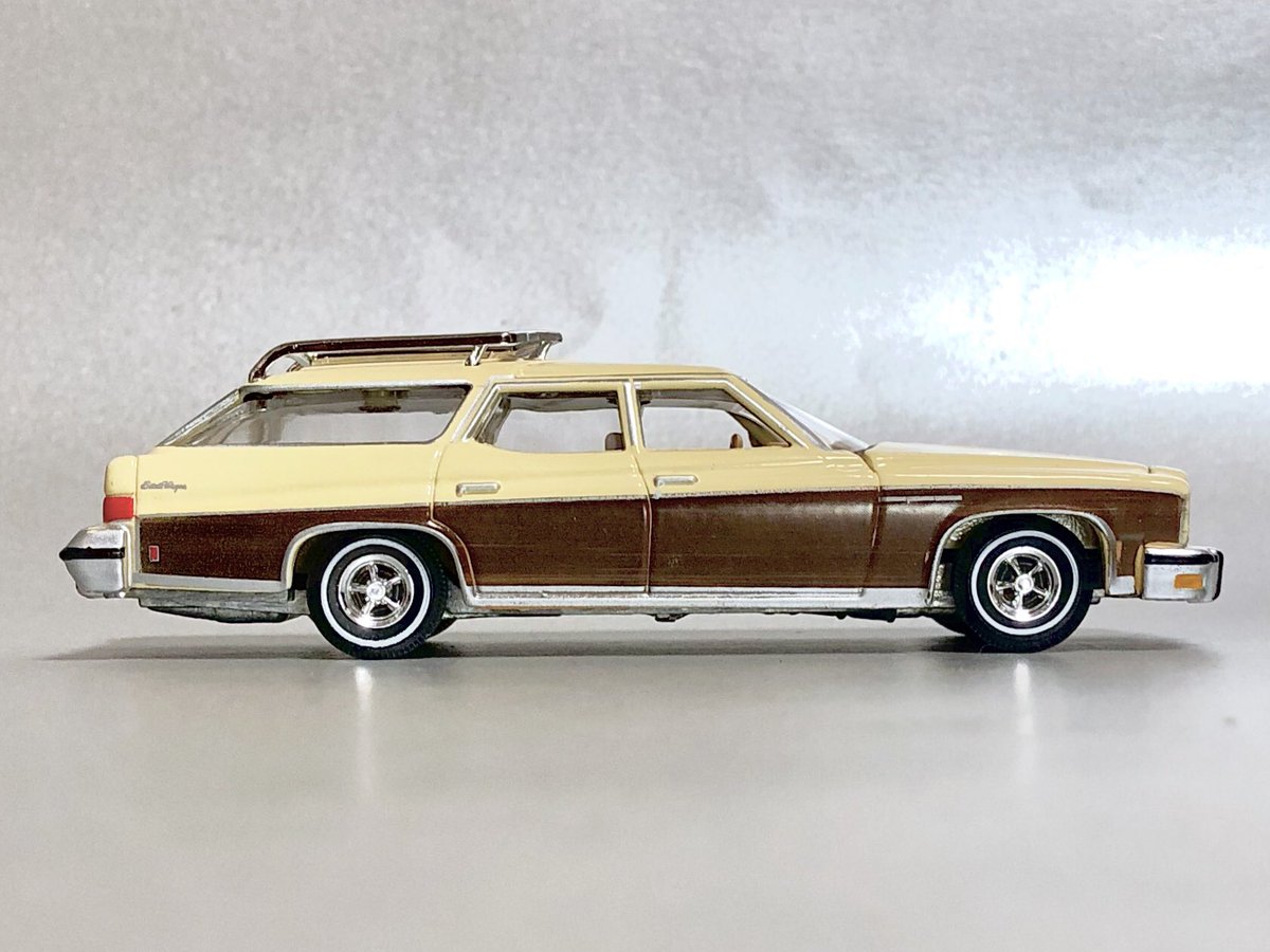 フォンティエ 1975 Buick Estate Wagon 全長5 9m 最大積載量2 3t 笑 を誇るフルサイズワゴン 77年には小型化してしまうので クソデカいアメ車の最後の世代ですね 1 64のミニカーでもsikuの様にデカい ウッドパネルが良い雰囲気です 頑張れば