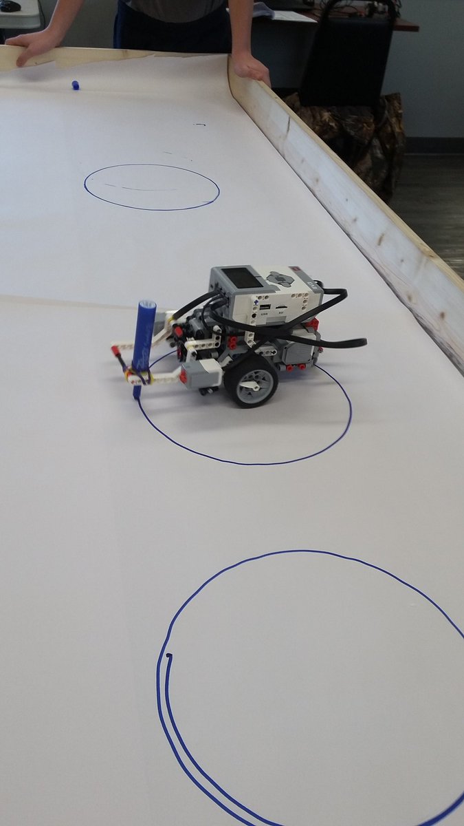 MollyCooperman's tweet photo. Lego Mindstorm drawing @SalmonArmEcDev #Shuswapmakerspace  @LEGOIdeaStudio https://t.co/P1bnvejPV0