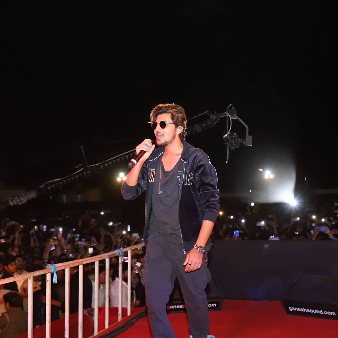 VadharS's tweet photo. @DarshanRavalDZ, a noted singer rocked the rajkotians on 23rd February. The audience was spellbound by his performance. His performance created history. This live concert was organized by three colleges and @HNSHUKLA1999 is one of them.
@nehalcshukla https://t.co/EaoCOW5vlX