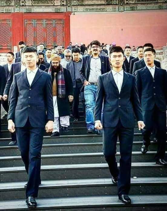 اسمیں میرے ابو کتنا سادا ہے کوئ رعب نہین دیکھا ریے ہے