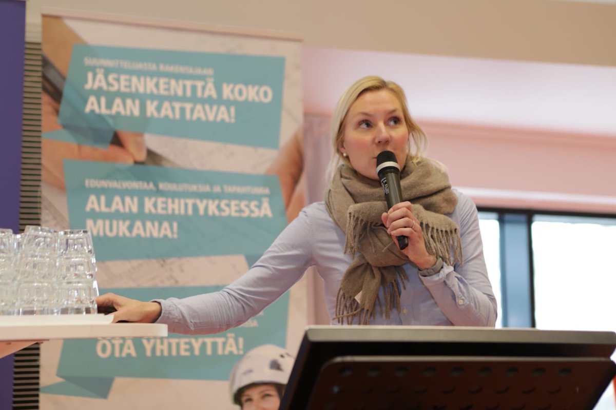 Rakennuslehti's tweet photo. @CramoFinland Kaisa Tiira-Vahalan mukaan Cramolla on vaihtelevia työtehtäviä ja erityisesti digitalisaatiosta kiinnostuneiden kannattaa pyrkiä Cramolle töihin. ”Innovatiivisia ja alan kehittymisestä kiinnostuneita henkilöitä otetaan  mielellään töihin!” @RIAliitto #urapolkuja https://t.co/Njw2ziI2QN